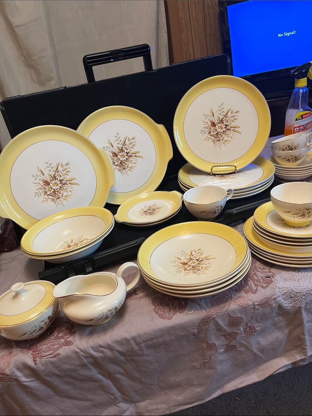 Yellow Floral Porcelain Dinnerware Set - 20 Pieces sunglow